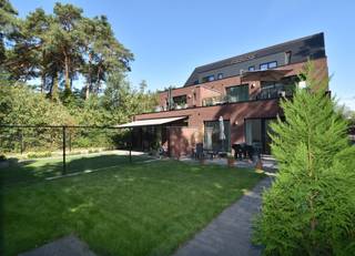 <p><strong> Energiezuinig &amp; modern gelijkvloers appartement met 3 slaapkamers, Zuid-gericht terras (inclusief omheinde tuin), tuinberging en dubbele carport. <br /><br /></strong> Ligging: Kleinschalig project met “uitzicht op groen” vanop het terras, 4 appartementen in totaal die gesitueerd zijn in het gehucht “Mol-Millegem”.<br />Rondom deze locatie is er prachtig natuurgebied met toffe wandelroutes. Andere verschillende faciliteiten zoals scholen, winkels, openbaar vervoer... bevinden zich op wandelafstand.<br /><br />Ieder appartement heeft zijn eigen aparte inkom.<br /><br /><strong> INDELING <br /></strong> - Inkomhal met vestiaire ruimte<br />- Leefruimte met open keuken inclusief kookeiland en alle hedendaagse kwalitatieve toestellen van het merk “Miele” (inductie kookplaat, ijskast, vaatwasmachine, (bak)oven, enkele spoelbak, dampkap)<br />- De eetkamer geniet veel lichtinval dankzij de aanwezigheid van hoge ramen en verleent toegang tot het Zuidgeoriënteerd terras van maar liefst 18m², met bijhorende privatieve tuin van 35m², met uitzicht op de natuuromgeving<br />Het gelijkvloerse verdiep verleent via de tuin trouwens ook directe toegang tot de buitenberging, zeer handig. De tuin is omheind en voorzien van een poortje.<br />- De berging/ technische ruimte (6,5m²) met aansluiting voor wasmachine- en droogkast<br />- 3 slaapkamers (14,5m² – 8m² – 8 m²)<br />- Nachthal<br />- Moderne badkamer met inloop/ regendouche, dubbele lavabo, ingemaakte kasten, spiegel- en opbergruimte<br />- Apart toilet<br /><br /><strong> PARKING <br /></strong> Aan de achterzijde van het gebouw beschikt men over 2 carports (met voorziening van elektriciteit voor een eventuele laadpaal) en een ruime privatieve (fiets)berging van maar liefst 12m² (verlichting én stopcontact voorzien) – te betreden via de eigen privatieve tuin via de daarvoor voorziene deur.<br /><br /><strong> BIJZONDERHEDEN<br /></strong>- Beschikbaar vanaf<strong> 01 OKTOBER 2026</strong><br />- GEEN bijkomende, gemeenschappelijke kosten<br />- Het appartement wordt nog voorzien van airco’s (leefruimte- en slaapkamer (vooraan))<br />- Energiezuinig: E-peil 10 -> zonnepanelen<br />- Volledig verzien van verlichting (armaturen) én gordijnrails (gordijnen zelf te voorzien)<br />- Automatische deuren: te bedienen met uw smartphone<br />- Vloerverwarming - verwarmd op aardgas<br />- Ventilatiesysteem type D<br />- Instapklaar<br />- Dubbele carport (er is een 380V-voorziening aanwezig voor het plaatsen van een laadpaal. Op dit moment is er echter nog geen laadpaal geïnstalleerd)<br /><br />Aansluitingskosten nutsvoorzieningen (water, elektriciteit en telecom) ten koste van de huurder(s)<br /><br /><strong>BEZICHTIGINGEN ZIJN UITSLUITEND MOGELIJK VIA EEN DIGITALE AANVRAAG</strong><br /><strong>Wenst u deze woning te bezichtigen? Klik dan op de knop ‘Maak een afspraak’ en dien uw aanvraag online in. Na ontvangst van uw aanvraag nemen wij via e-mail contact met u op om u verder te informeren over een mogelijk bezichtigingsmoment.</strong></p>
<p></p>