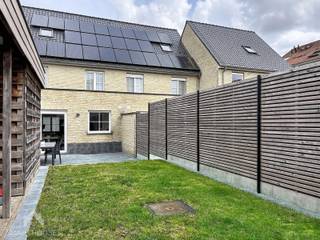 <p>Rustig gelegen gezinswoning die perfect inspeelt op de noden van een modern gezin dat ruimte, comfort en praktische indeling belangrijk vindt.</p>
<p>Je komt binnen via de inkomhal met gastentoilet, waarna de gezellige leefruimte met zit- en eethoek zich opent. Dankzij het zicht op de tuin blijft het altijd licht en verbonden met buiten. De halfopen, volledig uitgeruste keuken maakt het makkelijk om samen te koken terwijl kinderen in de tuin spelen. Aansluitend vind je een handige berging met wasplaats. De onderhoudsvriendelijke tuin met terras is ideaal voor spelende kinderen, zomerse diners of rustige momenten. Achteraan is er een afgesloten carport met uitweg, en vooraan kunnen twee wagens parkeren.</p>
<p>Op de eerste verdieping bevinden zich drie slaapkamers en een badkamer met bad, douche, lavabo en toilet. De tweede verdieping biedt een vierde slaapkamer en een aparte zolderruimte, ideaal als extra opbergruimte.</p>
<p>Een warme, functionele thuis waar elk gezinslid zijn plek vindt.<br /><br />Extra troeven<br /><br /></p>
<ul>
<li>energiezuinig</li>
<li>zonnepanelen</li>
<li>rolluiken</li>
<li>2 regenwaterputten - 10000 l + 5000 l</li>
<li>rustig gelegen</li>
<li>carport met sectionale poort</li>
<li>instapklaar</li>
</ul>
<p>Beschikbaar vanaf : eind augustus 2027<br /><br />Deze woning is te koop ZONDER makelaar via het concept van Smart Houses. Wenst u verdere inlichtingen of een bezoek? Contacteer rechtstreeks de eigenaar via 0472/51.43.23</p>