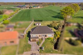 In een rustige en groene woonomgeving in Meerhout-Gestel, verscholen van het doorgaand verkeer, ligt deze vrijstaande woning op een royaal perceel...