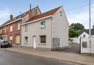 Ruime gezinswoning met tal van mogelijkheden op toplocatie in Bottelare
Ben je op zoek naar een ruime woning met een uitstekende ligging én volop potentieel? Dan is deze halfopen bebouwing in het hart van Bottelare zeker een bezoek waard. Hier woon je in alle rust, terwijl winkels, scholen, openbaar vervoer en andere dagelijkse voorzieningen zich op wandelafstand bevinden.
Bij het betreden van de woning kom je terecht in de gezellige leefruimte, die naadloos aansluit op de ruime leefkeuken. Vanuit de keuken heb je directe toegang tot het terras, waardoor binnen- en buitenleven mooi in elkaar overvloeien. Verder beschikt het gelijkvloers over een praktische bijkeuken/wasruimte en een badkamer.
Op de eerste verdieping bevinden zich maar liefst vier volwaardige slaapkamers, ideaal voor grote gezinnen of wie nood heeft aan een thuisbureau, hobbyruimte of logeerkamer. Daarnaast zijn er nog een kelder en een zolder aanwezig, die extra opslagmogelijkheden bieden.
Buiten wordt de ruimte pas echt duidelijk. De ruime oprit loopt door tot achteraan het perceel en biedt toegang tot twee garages en verschillende tuinbergingen. Hierdoor is deze eigendom uitermate geschikt voor zelfstandigen, hobbyisten of verzamelaars. 
Deze woning biedt een stevige basis en tal van mogelijkheden om ze verder naar eigen smaak te moderniseren. Een ideale opportuniteit voor wie op zoek is naar een ruime gezinswoning met karakter, veel potentieel en een uitstekende ligging.
Troeven:
•	Centrale ligging in het hart van Bottelare 
•	Halfopen bebouwing met veel ruimte 
•	4 volwaardige slaapkamers 
•	Ruime oprit met garages en meerdere tuinbergingen 
•	Ideaal renovatie- en opfrissingsproject met enorm potentieel 

Een woning met ruimte, mogelijkheden en een topligging – de ideale basis om jouw droomwoning te realiseren.




Exclusief te koop aangeboden via de Oximo online verkoopsprocedure. Voor registratie en aanvaarding van de verkoopsvoorwaarden zie www.oximo.be.