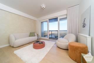 In de prestigieuze residentie Château Soutard, pal op de zeedijk, bevindt zich op de tweede verdieping dit uitzonderlijk stijlvol...