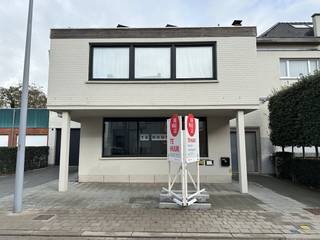 Au cœur de Deerlijk, nous proposons à la location un bureau ou un espace commercial prêt à l'emploi d'environ 70 m². Grâce à sa situation centrale...