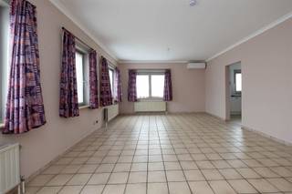 Ligging: Appartement op de 2de en hoogste verdieping (geen lift) van een klein, recent gebouw zeer goed gelegen in een rustige straat te Wommelgem...