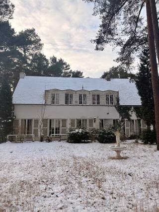 Bent u op zoek naar een woning met ruimte, karakter en enorm veel potentieel? Dan is deze villa op een uitzonderlijk perceel van ca. 5.000 m²...