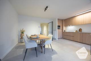  * Dit ruim (86m2) twee slaapkamer appartement is gelegen langs de Alfons Pieterslaan in centrum Oostende. * Het appartement heeft een...