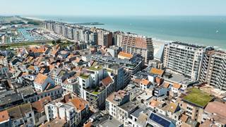 OPLEVERING VOORJAAR 2027! In het centrum van Blankenberge lanceren we het project, Maison Duysburgh. In totaal verrijzen er 39 appartementen ontworpen door het Blankenbergs architectenteam van GW2. Zeer typerend aan het project is het contrast van de moderne nieuwbouw met het behoud van het breedhuis in art-nouveau-stijl. De projectsite bevindt zich pal tussen de Grote Markt en de Zeedijk van Blankenberge waardoor quasi alle faciliteiten op wandelafstand liggen.
In het aanbod van appartementen wordt een mix voorzien van één, twee of drie slaapkamers met mooie terrassen. Het combineren van meerdere appartementen is hier nog perfect mogelijk. De integratie van het beschermd gebouw in het totale project wordt een heuse eye-catcher voor Blankenberge en bezorgt het gebouw de nodige allure.
Alle appartementen worden verwarmd op basis van een warmtepomp gekoppeld aan vloerverwarming. Dit in combinatie met het ventilatiesysteem (type D), de akoestische isolatie en thermische isolatie maken dat de E-peilen maximaal E30 kunnen bedragen. Naast de gunstige E-peilen voorziet de bouwheer ook mooie budgetten in het lastenboek en een interieurarchitect die u bijstaat met advies.
Deze type appartementen kunnen worden aangekocht aan 6% btw. Neem contact op voor meer informatie via 050 70 81 74 of hello@keyimmo.be.