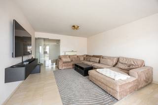 Lichtrijk, centraal gelegen 2-slpk.-appartement met terras en autostaanplaats (verplicht bij aan te kopen), vlakbij het station van...