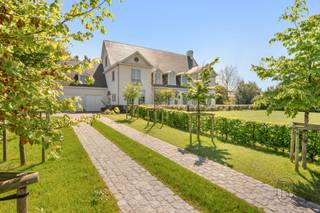 Een unieke kans voor wie op zoek is naar een uitzonderlijk afgewerkte klassewoning met zwembad, poolhouse/kantoor (ook apart toegankelijk) en dit op een strategische locatie. <br /><br />Deze Franse villa uit 1960 (architect Jules Delarue) werd in 2021 volledig en smaakvol gerenoveerd met respect voor haar karakter.<br /><br />De woning biedt lichtrijke, ruime leefruimtes en een open gevoel. Buiten geniet u van een aangelegde oprit in Belgisch porfier, parkeerruimte, garage, tuin met robotmaaier en ruime terrassen in oud marmer. Het zwembad (2021, Bob Monteyne) in lichtgrijze mozaïek is volledig uitgerust met automatisch onderhoud, rolluik met ledlamellen en onderwaterverlichting. Het poolhouse/kantoor met eiken kap, vloerverwarming en natuursteen is polyvalent in te richten.<br /><br />Indeling: inkomhal met originele marmeren vloer, houten trap en smeedijzerwerk, vestiaire en gastentoilet in marmer. Bureau met maatkasten en pivotdeur. Ruime leefruimte met haard, parket en sierlijsten. Luxe leefkeuken in natuursteen met vloerverwarming, Miele-toestellen, marmeren eiland met PITT-fornuis en ingewerkte audio. Aansluiting naar poolhouse. Domotica voor verwarming, verlichting en zwembad.<br /><br />De woning is volledig onderkelderd met o.a. wijnkelder, wasplaats, berging en mancave. Op de eerste verdieping: 4 slaapkamers met maatkasten, 3 marmeren badkamers en een dressing (25 m²). De tweede verdieping biedt 2 polyvalente ruimtes (bureau, speelkamer, extra kamers, cinemaruimte met airco) met douche en toilet.<br /><br />Extra: maatwerk (Interieur Projects), schilderwerken (Wouter Vanlerberghe), verlichting (Trizo), ramen (Pouleyn), alarmsysteem. Centrale verwarming op aardgas, dubbele beglazing, conforme elektriciteit.<br /><br />Een uitzonderlijke woning waar luxe, ruimte en afwerking samenkomen.