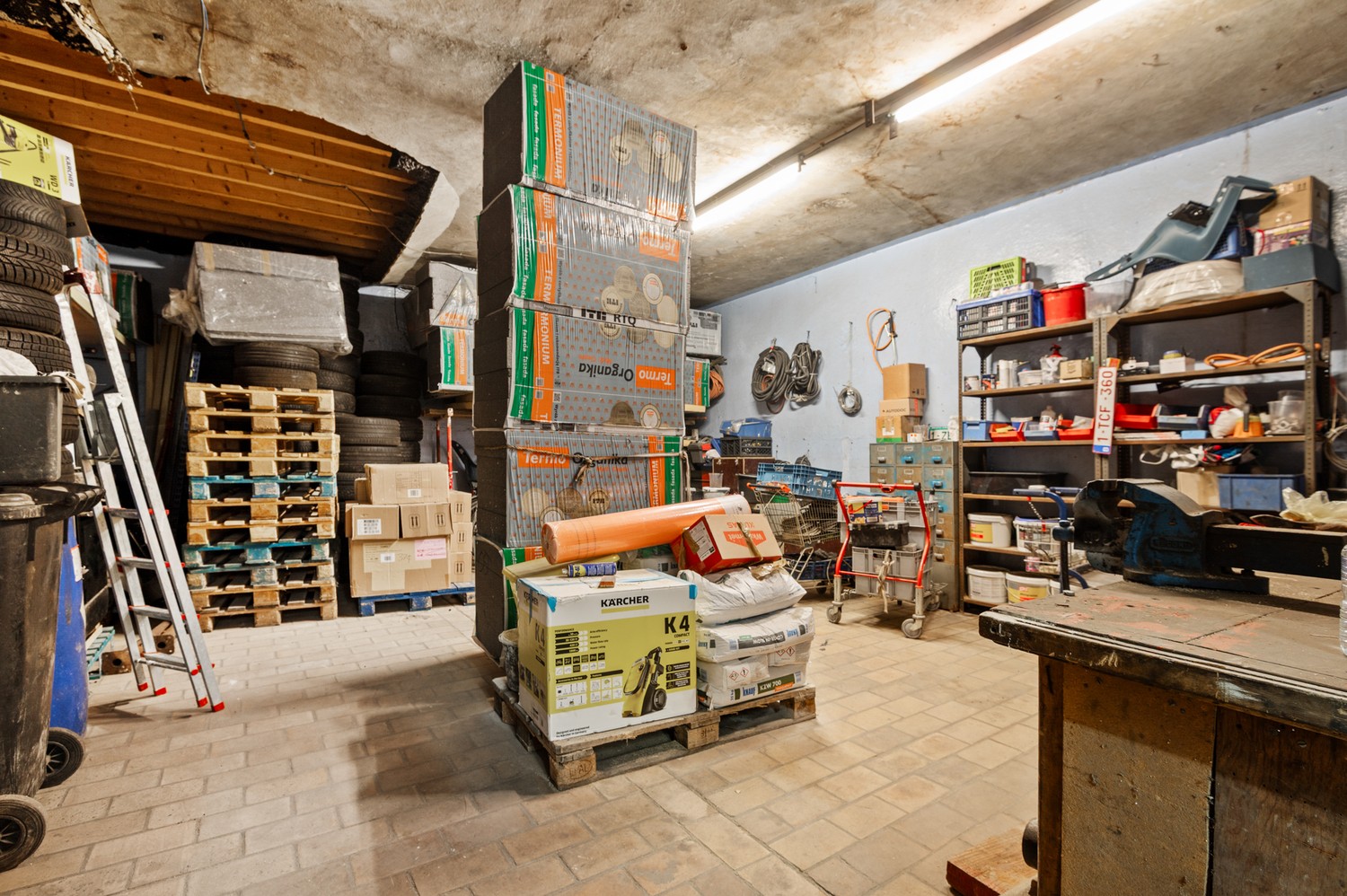 Opbrengsteigendom met een groot magazijn en 3 appartementen te koop! - foto 5