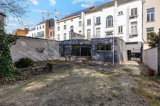 <p><span>Uniek en uitzonderlijk ruim herenhuis op toplocatie in Aalst met tal van mogelijkheden! </span></p><p><span> </span></p><p><span>Dit indrukwekkende en uitzonderlijk ruime herenhuis met een bruikbare oppervlakte van maar liefst 736 m² biedt een zeldzame combinatie van karakter, volume en commerciële mogelijkheden op een absolute topligging in het centrum van Aalst. Het pand deed vroeger dienst als hotel en werd recent gebruikt als kledingzaak, wat meteen de veelzijdigheid en het potentieel van deze eigendom onderstreept.</span></p><p><span> </span></p><p><span>Op het gelijkvloers bevindt zich een stijlvolle en representatieve ruimte met prachtige parketvloeren, ideaal voor kantoren, winkelruimte, een vrij beroep of een creatieve invulling zoals een galerij of showroom. Via de authentieke inkompoort bereikt u de ruime en aangename binnentuin, die bovendien plaats biedt voor meerdere parkeerplaatsen — een bijzonder waardevolle troef in het stadscentrum. Verder beschikt het gebouw over 10tal kamers met eigen badkamer, waardoor tal van herbestemmingen mogelijk zijn, zoals een royaal woonproject, een combinatie van wonen en werken of een commerciële exploitatie.</span></p><p><span> </span></p><p><span>Daarnaast is het pand volledig onderkelderd en beschikt het over een prachtige stadstuin, wat het comfort en de functionaliteit nog extra versterkt. Kortom, dit karaktervolle herenhuis is een unieke opportuniteit voor wie op zoek is naar een statig en multifunctioneel pand met uitstraling op een centrale ligging in Aalst. </span></p><p><span> </span></p><p><span>Voor meer informatie en/of een bezoek, contacteert u Didier van Immo Zone op het nummer 0476/ 73. 17. 99.</span></p><p><span> </span></p>