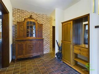 Op een rustige verkaveling, net buiten het centrum van Nieuwerkerken, vinden we deze jaren ’80 woning terug op een ruim perceel van 10a 25ca.Door de...