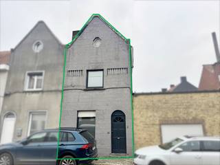 Deze te renoveren gezinswoning huisvest zich in het centrum Roeselare. De woning is vlot bereikbaar en diverse winkels, horeca, openbaar vervoer en scholen bevinden zich op wandelafstand. Een rondleiding doorheen de woning: via de inkomhal komt u terecht in vroegere" voorkamer" met gaskachel, vervolgens de woon-en eetkamer, keuken (kookplaat, koelkast, spoelbak en dampkap) verwarmd met gaskachel en een badkamer voorzien van ligbad, wastafel en toilet. Op de bovenverdieping bevinden zich de 2 slaapkamers en een vaste trap tot de geïsoleerde zolder die de mogelijkheid biedt tot het creëren van een 3e slaapkamer. <br /><br />Laat deze topper zeker niet aan u voorbijgaan en contacteer ons voor een vrijblijvend bezoek!<br /><br />De woning wordt verkocht aan een startprijs van €100.000 Elk bod boven deze startprijs wordt voorgelegd aan de verkoper(s).<br /><br />