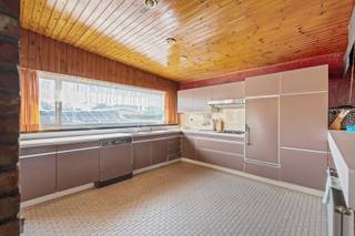 Te moderniseren woonhuis met drie slaapkamers en volledige onderkeldering.De inkomhal biedt toegang tot de woonkamer, eethoek en de aansluitende...