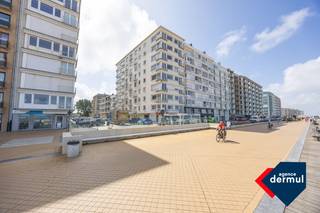 Ontdek dit lichtrijke appartement met lift en een ruime slaapkamer, ideaal gelegen op slechts enkele stappen van de zee, het strand en het...