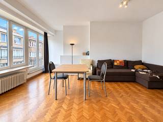 Te huur in St.-AMANDSBERG : ruim appartement op 1e verdieping. Omv. : ruime inkom met ingebouwde vestiairekast, living met parketvloer, vernieuwde keuken, twee slaapkamers, toilet, vernieuwde badkamer met douche. Met garage en kelder. EPC : 112 kWh/m2 (UC:2021545) Huur : 1200 €/m. A.O. : + 80 €/m.( gasverwarming en warm water inbegrepen).