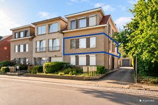 Dit ruime appartement is gelegen op een centrale locatie in Sint-Niklaas, op korte afstand van het stadscentrum en het Waasland Shopping Center. Het appartement biedt een uitstekende basis voor wie op zoek is naar een eigen woonst of een interessante investering.<br /><br />De woning beschikt over een ruime leefruimte, twee slaapkamers en een aangenaam terras met zicht op het omliggende groen. Het appartement is op te frissen, waardoor u de mogelijkheid krijgt om de ruimtes volledig naar eigen smaak en wensen in te richten.<br /><br />Dankzij het EPC-label B beschikt de woning bovendien over een gunstige energieprestatie.<br /><br />De centrale ligging zorgt voor een vlotte bereikbaarheid en een ruim aanbod aan winkels, scholen, openbaar vervoer en andere voorzieningen in de nabije omgeving.<br /><br />Bij het appartement is ook een garagebox t.w.v. €25.000 inbegrepen.<br /><br />Troeven:<br /><br />- 2 slaapkamers<br />- Groot terras met zicht op groen<br />- EPC-label B<br />- Centrale ligging in Sint-Niklaas<br />- Garage<br /><br /><br />Voor meer informatie of een bezoek kunt u contact opnemen met Manon via 0493 72 43 21 of manon@woonvast.be.