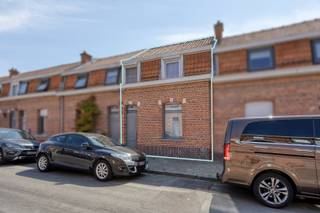 Deze gezellige rijwoning te Duffel-Oost heeft dankzij de rustige éénrichtingsstraat een erg gunstige ligging. De woning bestaat op het gelijkvloers uit een inkomhal met van daaruit de toegang tot de lichtrijke woonkamer en eetplaats, met achterliggend de functionele keuken. Er is een afzonderlijke berging en ook de badkamer ligt op het gelijkvloers, bestaande uit een douche, lavabo en toilet. Achteraan is er nog een veranda voorzien. Op de eerste verdieping zijn er nog 2 slaapkamers. <br /><br />Verder heeft de woning nog een onderhoudsvriendelijke buitenruimte. Deze is volledig omheind. Een grote troef is dat er achteraan ook een achterpoort is, waardoor de fietsen veilig via een achterliggend steegje kunnen opgeborgen worden. Een andere troef is dat je bovendien buiten van de rust kan genieten, dankzij de kalme omgeving. <br /><br />En zeker niet onbelangrijk: het pand is al voorzien van zonnepanelen en er is géén renovatieverplichting is. <br /><br />Pandenjagers is een innovatief vastgoedkantoor en kiest bewust voor een unieke en transparante aanpak. Bij ons bestaat de totale aankoopprijs altijd uit twee duidelijke onderdelen: de adviesprijs die bovenaan in de advertentie vermeld staat, plus onze vaste commissie van 10.000 euro incl. BTW. Dankzij deze open prijsstructuur krijgt u als koper vanaf het eerste moment een eerlijke inkijk hoe de totale prijs van het pand tot stand is gekomen. <br /><br />Op zoek naar een knusse en betaalbare woning? Contacteer ons voor een bezoek via 015/677.000 of info@pandenjagers.be.