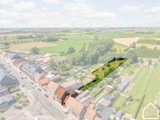 Ontdek deze grote kloeke woning in hartje van Zonnebeke op een perceel van 2.327m² zonder renovatieverplichtingen<br /><br />ONTDEK DE VASTGOEDVIDEO VIA DEZE LINK https://youtube.com/shorts/IOElixwQXuI<br /><br />Indeling;<br /><br />Glv: <br /><br />Inkomhal (12,5m²) - leefruimte met houtkachel (26,3m²) - uitgeruste keuken met dubbele spoelbak, vitro keramische kookplaat, heteluchtoven en frigo (23,5m²) - wasberging (5m²) - apart toilet met spoelbakje - garage met schuifpoort (19m²) (8m op 2,4m) - veranda (16m²) - terras (51,2m²) - tuin + weide (2.200 m²)<br /><br />Verdieping 1: <br /><br />Nachthal (6,1m²) - 3 slaapkamers (22m² - 20,1m² - 13m²) - badkamer met douchebad, toilet en enkel wasmbeubel (9m²)<br /><br />Verdieping 2: Zolder (42m²)<br /><br />Verdieping -1: Kelder (16,6m²)<br /><br />Extra: centrale verwarming - geen renovatieplicht - regenwater - overal rolluiken, conforme elektriciteit,...<br />