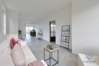 Deze prachtig afgewerkte, landelijke woning biedt alles wat je zoekt. Met een slimme indeling, hoogwaardige materialen en moderne technieken is...