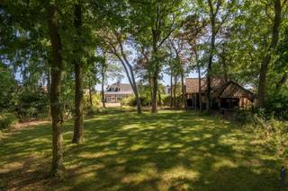 Uitzonderlijk gelegen, te renoveren kasteelvilla met o.a. 3 slaapkamers, carport, riante woonkamer en private doch open bostuin met uitkomst...