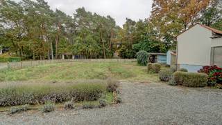 Rustig gelegen op een perceel van 14 are 35 ca,<br />Omvat: kelder, inkom, bureel, living 30m², keuken, veranda, badkamer, 3 slaapkamers (15m² - 8,3m² - 6,4m²).<br />Verwarming met kolenkachel. Epc 1.555 kWh/m² - energielabel F - UC3703034-RES-1.<br />Totale vloeroppervlakte: 133m² + kelder 8m². Ki: 624 euro.<br />Bouwjaar: 1955 en vergroot in jaren '70. Dient gerenoveerd te worden.<br />Stedenbouw info: woning vergund geacht - woonpark (residentieel woongebied) - geen voorkooprecht ruimtelijke ordening - niet gelegen in verkaveling - geen rechterlijke herstelmaatregel of bestuurlijke maatregel opgelegd.<br />Niet overstromingsgevoelig. Gebouwscore A - Perceelscore A.<br />PREMIES voor renovatie: informatie over premies en financiële steun bij de renovatieverplichting kan u raadplegen op de website https://www.vlaanderen.be/een-huis-of-appartement-kopen/renovatieverplichting-voor-residentiele-gebouwen . Renovatieverplichting: kopers van woningen met een EPC-label E of F worden verplicht om binnen de 5 jaar na datum notariële akte de woning energetisch te renoveren tot minimum energielabel D = EPC 400 kWh/m² of beter.