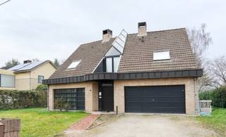 Bij het betreden van de woning kom je in de inkomhal, met aansluitend een bureauruimte, perfect voor thuiswerk of een rustige hobbyruimte. De...