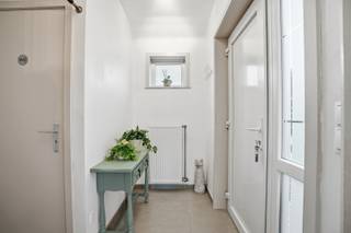 Deze charmante woning, op een perceel van 219 m², is gelegen in een doodlopende en bijzonder kindvriendelijke woonwijk, vlakbij lagere school.Op het...