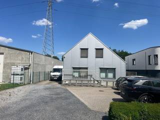 Along Wijgmaalsesteenweg in Wilsele, we offer for sale a well-maintained property consisting of a spacious storage or workshop area of...