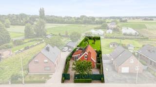 [[ DIT PAND NEEMT DEEL AAN DE ERA OPEN HUIZEN DAG OP 19/9 VAN 16:00 TOT 17:00 ]]
<h1><strong>Te koop in Meise: open bebouwing met 4 slaapkamers</strong></h1><p>Deze open bebouwing is centraal gelegen in Meise en combineert een praktische indeling met een landelijke omgeving. De woning beschikt over een ruim terras en een grote tuin met een prachtig open zicht over de velden, waar je in alle rust van het buitenleven geniet. Dankzij de vier slaapkamers, waarvan twee op het gelijkvloers, en de badkamer op het gelijkvloers biedt deze woning heel wat comfort en flexibiliteit. Bovendien zijn scholen, winkels, openbaar vervoer en belangrijke invalswegen vlot bereikbaar. Nabijgelegen gemeenten zoals Wolvertem, Grimbergen, Kapelle-op-den-Bos en Londerzeel zijn eveneens gemakkelijk bereikbaar.</p><p><br /></p><p><strong>Belangrijkste ruimtes:</strong></p><p>• Woonkamer met open haard en aangename lichtinval</p><p>• Keuken uitgerust met keramische kookplaat, koelkast en dampkap</p><p>• Vier slaapkamers (15 m², 14 m², 12 m² en 9 m²)</p><p>• Badkamer met inloopdouche, regendouche en dubbele wastafel</p><p>• Berging met aansluitingen voor wasmachine en droogkast</p><p>• Terras met open zicht over de velden</p><p><br /></p><p><strong>Troeven:</strong></p><p>• Groot terras en ruime tuin met prachtig open zicht over de velden</p><p>• Vier slaapkamers, waarvan twee en de badkamer op het gelijkvloers</p><p>• Centraal gelegen nabij scholen, winkels, openbaar vervoer en belangrijke invalswegen</p><p><br /></p><p><strong>Wens je een bezoek? Contacteer ERA LEUS &amp;amp; TOYE via 02/335.11.12 en plan een afspraak met Thierry Van Campenhout.</strong></p><p><br /></p><p><strong>JOUW DROOMHUIS. ZO GEVONDEN!</strong></p>