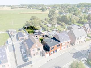 <p>Op zoek naar een <strong>ruime en energiezuinige instapklare woning</strong> in een <strong>groene omgeving</strong>, met een <strong>uitstekende bereikbaarheid</strong>? Gevonden!</p>
<p>De woning beschikt over een <strong>ruime en lichtrijke leefruimte</strong>, een praktische indeling en <strong>3 ruime slaapkamers</strong>. Daarnaast is er een <strong>garage</strong> aanwezig, wat zorgt voor extra comfort en parkeermogelijkheid.</p>
<p>Een grote troef is het <strong>bijgebouw</strong>, dat voor verschillende doeleinden kan worden ingericht. Denk bijvoorbeeld aan een <strong>thuiskantoor, speelruimte, hobbyruimte, werkruimte, atelier, fitnessruimte of extra stockage</strong>. </p>
<p>Ook op energetisch vlak heeft deze woning heel wat te bieden. Er zijn <strong>zonnepanelen met thuisbatterij</strong> aanwezig, waardoor de woning energiezuinig is. Het <strong>dak van het hoofdgebouw werd recent vernieuwd.</strong></p>
<p>Dankzij de ligging is de woning bovendien <strong>vlot bereikbaar vanuit Aalst</strong> en zijn ook <strong>Gent en Brussel goed bereikbaar</strong>, mede dankzij de nabijheid van het openbaar vervoer en belangrijke verbindingswegen.</p>
<p><strong>Contacteer ons vandaag nog om een bezoek in te plannen via living@era.be of 053 41 40 25!</strong></p>