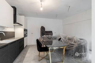 <p><span>Gerenoveerd woonhuis (248 m²) met garage en magazijn in Bornem.</span></p><p><span> </span></p><p><span>Het pand geniet van een gunstige ligging langs de Puursesteenweg in Bornem: een vlotte verbindingsweg tussen Puurs en het centrum van Bornem. Dankzij de centrale ligging zijn winkels, scholen en openbaar vervoer snel bereikbaar. De vlotte aansluiting op de N16 maakt het een ideale locatie voor wie dagelijks pendelt richting Sint-Niklaas, Mechelen of Antwerpen.</span></p><p><span> </span></p><p><span>Het woonhuis is recent volledig gerenoveerd, waardoor je hier zonder zorgen je intrek kan nemen. Het dak is geïsoleerd met 12 centimeter PIR, de elektriciteit is conform en de ramen zijn voorzien van hoogrendementsglas. Ook het magazijn en de garage zijn onder handen genomen.</span></p><p><span> </span></p><p><span>De woning is opgedeeld in twee volwaardige wooneenheden: een woongedeelte van maar liefst 120 m² met 2-3 slaapkamers op het gelijkvloers en een woongedeelte van zo’n 80 m² met eveneens 2-3 slaapkamers op de bovenverdieping. Alsof dat nog niet genoeg is, krijg je er ook een magazijn en garage bovenop, goed voor een totale oppervlakte van maar liefst 100 m² — ideaal voor ambachtslieden, kunstenaars of zelfstandigen die extra ruimte kunnen gebruiken.</span></p><p><span> </span></p><p><span>Ben jij op zoek naar een ruim en instapklaar pand met oneindig veel mogelijkheden? Dan is dit precies wat je zoekt! Bewoonbare opp. 248 m² ref.: bruto vloeropp. Voor meer info of een gratis schatting surf naar www.hansimmo.be</span></p><p><span> </span></p>