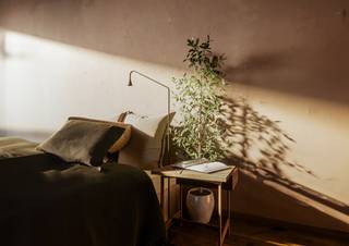 Op centrale ligging op boogscheut van strand, shopping, openbaar vervoer en het idyllische Stene, vinden we deze kwalitatief (toekomstig) gerenoveerde woning terug. <br /><br />Volgens plan voorzien we een ruime inkomhal met gastentoilet die u leidt naar de lichtrijke woonkamer met open keuken. Deze biedt directe toegang tot de zuid-west gerichte stads-tuin. De eerste verdieping zal een nachthall met 2 ruime slaapkamers en een moderne badkamer (voorzien van een inloopdouche, bad en toilet) omvatten. Bij het betreden van de zolderverdieping heeft u nog de keuze tot 1 unieke masterbedroom, 2 jeugdslaapkamers of hobby-ruimte..<br /><br />De woning wordt afgewerkt volgens het standaard lastenboek met een E-peil A. Voor snelle beslisser is er nog inspraak materialen interieur afwerking.<br />Energiezuinig, lichtrijk, mooie ruime ruimtes, .. kortom ideale woning!<br /><br />Maak nu een afspraak voor gedetailleerde bespreking van plannen op kantoor.<br /><br />Schrijf jij binnenkort mogelijks je eigen verhaal in dit prachtig gerenoveerde parel?<br />Maak nu uw afspraak via 059/43 43 00 of 0495/81.93.33<br /><br />Andere materialen mogelijk mits meerprijs. Afwerking en indeling in samenspraak tussen aannemer - kopers