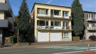 Comfortabel en praktisch 2-slaapkamerappartement met GARAGE en balkonterras op een interessante ligging in Sint-Michiels, dichtbij het station en...