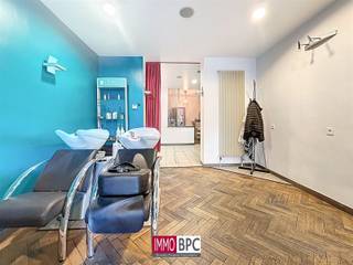 Located just a stone's throw from Place du Miroir, in a sought-after area of Jette, this commercial home combines a professional space on the...
