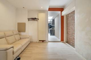 Bent u op zoek naar een ruime stadswoning met een praktische indeling en een gunstige EPC-score? Deze woning aan de Hamerstraat 36 combineert een centrale ligging in Mechelen met verrassend veel ruimte en diverse mogelijkheden voor gezinnen, thuiswerkers of wie extra kamers wenst.<br /><br />Indeling<br />Via de inkomhal betreedt u de woning. Voaraan bevindt zich een bureau, gevolgd door de zitplaats. Verder treffen we de eetplaats met aansluitend de keuken. Achteraan bevindt zich een berging met de verwarmingsketel en een apart toilet.<br /><br />Op de eerste verdieping beschikt de woning over een wasplaats, een badkamer en een slaapkamer.<br /><br />Via een vaste trap bereiken we de zolderverdieping waar zich een slaapkamer aan de voorzijde en een tweede slaapkamer aan de achterzijde bevinden. Daarnaast is er nog een extra zolderruimte ingericht als polyvalente ruimte, ideaal als hobbyruimte, bureau of extra slaapkamer.<br /><br />De woning beschikt bovendien over een kelder die kan benut worden als extra opslagruimte.<br /><br />Technische informatie<br />De woning behaalt een EPC-label C (214 kWh/m²), waardoor er geen renovatieverplichting geldt. De verwarming gebeurt via aardgas met een condenserende gasketel. Verder is de woning voorzien van dubbele beglazing in PVC-profielen. Elektrische installatie is conform en goedgekeurd. Het huis is asbestveilig.<br /><br />Buurtinformatie<br />De woning is gelegen in een aangename woonomgeving aan de rand van Mechelen, met een vlotte verbinding naar het stadscentrum, het station en de belangrijkste invalswegen richting Antwerpen, Brussel en Leuven. Winkels, scholen, openbaar vervoer en recreatiemogelijkheden bevinden zich in de nabije omgeving, waardoor deze ligging een ideale combinatie vormt van bereikbaarheid en dagelijks wooncomfort. <br /><br />Bent u op zoek naar een ruime woning met mogelijkheden op een goed bereikbare locatie in Mechelen?<br /><br />De eigendom wordt aangeboden via de Power-sale formule. Van 07/09/2026 om 09:00 tot 12/09/2026 om 12:00 kan u het huis op afspraak komen bezichtigen en een bod uitbrengen. De vermelde prijs is een instelprijs. Voor meer info, gelieve contact op te nemen met de dossierverantwoordelijke.<br /><br />Bestuursmaatregelen in het maatregelenregister: nee<br /><br />Deze AI-visualisaties zijn bedoeld als inspiratie. Er werd geen rekening gehouden met technische specificaties, stedenbouwkundige voorschriften of de concrete mogelijkheden tot realisatie.
