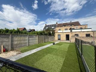 Op zoek naar comfortabel en zorgeloos wonen? Dit gelijkvloers appartement is ideaal voor ouderen, starers of koppels die opzoek zijn naar een fijne woonplek op een centrale locatie. Dankzij de goede bereikbaarheid en de nabijheid van Scholen, Supermarkten, Bakker en andere dagelijkse voorzieningen op wandelafstand, maar ook belangrijke invalswegen (N12 Turnhoutsebaan - Antwerpsesteenweg en E19).<br /><br /><br />INDELING: Via de gemeenschappelijke inkomhal bereikt u het appartement aan de rechterkant. GLV: Vooraan een ruime leefruimte met half open keuken. De keuken is recent opgefrist met nieuwe keuken deuren. Verder geeft de nachthal toegang tot al de vertrekken; Apart gasten toilet, berging, Badkamer met inloopdouche, lavabo en aansluiting wasmachine en droogkast. Tot slot achteraan liggen twee slaapkamers die beide toegang hebben tot het zuid-oost georiënteerd terras/tuin. Slaapkamer 1 is een volwaardige slaapkamer. Slaapkamer 2 is een kleinere kamer en kan zowel als slaapkamer, hobby kamer, etc. gebruikt worden. <br /><br />BIJZONDERHEDEN:<br />- Beschikbaar vanaf 1 juli 2026<br />- Huurprijs: 850 euro/maand<br />- Gemeenschappelijke kosten: 25 euro/maand<br />- Open staanplaats<br />- Huurwaarborg Korfine: 3 maanden huur<br /><br />Interesse in deze leuke woonst? Contacteer ons voor een bezoek!
