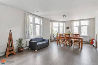 !METEEN BESCHIKBAAR, WORDT VERHUURD VOOR 6M TOT EN MET 01/01/2026!Op een uitstekende locatie te Lier bevindt zich dit instapklare appartement met 2...