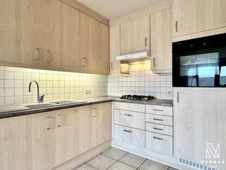 Welkom in dit ruim, lichtrijk en energiezuinig (EPC A) appartement, gelegen in het centrum van Kuurne, met twee slaapkamers, terras en garage!<br /><br />Dit appartement gelegen op het eerste verdiep is bereikbaar via de lift of trap in het gebouw.<br />Bij het betreden van het appartement komt u binnen in de ruime inkomhal met apart gastentoilet. Verder vindt u de ruime en lichtrijke leefruimte, die aansluit op de keuken. De keuken is uitgerust van oven, fornuis, koelkast en dampkap. Aanpalend aan de keuken is er nog een praktische berging, waar ook de technische installaties staan.<br />Via de grote raampartijen in de leefruimte heeft u toegang tot het eerste knusse terras.<br />Verder komt u via de gang richting de twee volwaardige slaapkamers en badkamer uitgerust van douche en wastafel.<br />Via beide slaapkamers heeft u toegang tot het tweede, ruime zonneterras.<br /><br />Tot slot beschikt dit appartement over een aparte garagebox voor een meerprijs van 25.000 euro. U kunt deze garage bereiken via de ondergrondse parking. Daar is er eveneens een stalling voorzien voor fietsen en brommers.<br /><br />TROEVEN<br />+ EPC A (energiezuinig en geen renovatieplicht)<br />+ Elektriciteit conform<br />+ 2 slaapkamers<br />+ Terras