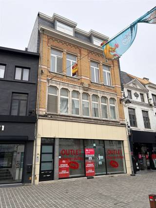 Deze lichrijke studio met groot zonneterras is gelegen in de bruisende Lange Zoutstraat in Aalst. Ze ligt op de 2de verdieping (geen lift in...