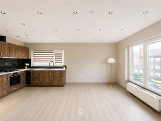 <p><span>WONDELGEM - Kalkoenlaan: Ben je op zoek naar een comfortabel appartement op een rustige locatie met vlotte verbinding naar Gent? Lees dan snel verder.</span></p><p><span>De belangrijkste troeven:</span></p><ul><li><span>Aangename leefruimte met veel natuurlijk licht</span></li><li><span>Rustige ligging in Wondelgem</span></li><li><span>Goede bereikbaarheid naar Gent en belangrijke invalswegen</span></li><li><span>Energiezuinig appartement</span></li></ul><p><span>Indeling:</span><span><br />Inkomhal, leefruimte met open keuken, 2 slaapkamers, badkamer uitgerust met douche, lavabomeubel en toilet. De open indeling zorgt voor een aangenaam ruimtegevoel en maakt de leefruimte het centrale hart van het appartement.</span></p><p><span>Belangrijke informatie:</span><span><br />Huurprijs: 950 EURO/ maand + 45 EURO/maand provisie gemeenschappelijke lasten<br />Beschikbaar: vanaf heden<br />EPC: B - 141 kWh/(m² jaar)</span></p><p><span>Interesse in dit gezellige appartement? Vraag dan snel jouw bezoek aan via onze website www.axellenaerts.be!</span></p>