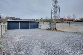 <p><span>Interessante investeringsopportuniteit! Dit opbrengsteigendom bestaat uit </span><span>5 garageboxen</span><span>, allen in zeer goede staat. De garages zijn vlot bereikbaar en op een korte afstand van het centrum van Mechelen. Momenteel worden alle garages verhuurd aan 100 euro/maand.</span></p><p><span>Oppervlaktes:</span></p><p><span>- Garage 1: 17,40m²</span></p><p><span>- Garage 2: 16,50m²</span></p><p><span>- Garage 3: 18,20m²</span></p><p><span>- Garage 4: 13,20m²</span></p><p><span>- Garage 5: 13,50m² </span></p><p><span>Troeven:</span></p><p><span>- Volledig verhuurd, direct rendement.</span></p><p><span>- Goed onderhouden garages, geen aankomende kosten.</span></p><p><span>- Centrale ligging met vlotte bereikbaarheid.</span></p><p><span>Ben jij geïnteresseerd in deze opbrengsteigendom te koop in Mechelen, ben je op zoek naar ander vastgoed of wens je de waarde van jouw eigendom te kennen? Dan ben je bij BOLT immo aan het juiste adres! Wij helpen jou graag verder. </span></p><p><span> </span></p>