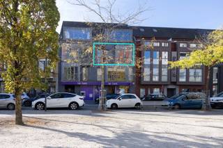 Op de www.veemarkt20.be (url kopiëren en plakken indien doorklikken niet lukt) in Kortrijk stellen we jou graag dit lichtrijke appartement met twee slaapkamers voor. De schuiframen in de leefruimte brengen volop licht binnen en zet je op zonnige dagen heerlijk open. Een verzorgde open keuken, praktische wasberging en eigen kelderberging maken het dagelijks leven hier gemakkelijk.<br /><br />Je woont op de tweede verdieping van een kleinschalige residentie met lift, centraal in de stad. Met een EPC-label A en beschikbaarheid vanaf de akte kan je hier zowel zelf thuiskomen als meteen aan verhuren denken.<br /><br />HOMERUN: Op zaterdag 24 oktober ben je van harte welkom op de Homerun van dit appartement. Via www.veemarkt20.be kan je een afspraak inplannen. Eveneens via de website verneem je veel meer, zoals een uitgebreide omschrijving, foto’s, 360° rondgang, documenten, …<br /><br />KICK-OFF PRIJS: De vermelde prijs is een Kick-Off prijs waarop een eenmalig bod kan uitgebracht worden (zowel boven als onder de Kick-Off prijs). Dankzij het kwaliteitslabel van Henry Houser ben je zeker dat de biedingen correct verlopen zonder dat er een opbodspel gehouden wordt!<br /><br />EXTRA BEZOEK: Mocht je op zaterdag 24 oktober niet vrij zijn, geef dan gerust een belletje om een afspraak in te plannen op een ander moment. En wees gerust … iedereen, van de eerste tot de laatste bezoeker, heeft evenveel kans om een eenmalig bod uit te brengen!<br /><br />Groeten, Hendrik
