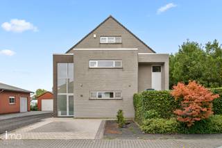Deze instapklare woning is gelegen in een rustige straat, vlakbij het centrum van Putte. In 2021 onderging de woning verschillende renovaties, waaronder de plaatsing van grote glaspartijen in de inkomhal, de vernieuwing van de keuken en de buitendeuren en de isolatie van de kelder. Bovendien beschikt de woning over domotica, een gunstig EPC-label B en vloerverwarming doorheen de volledige woning.<br /><br />U betreedt de woning via de lichtrijke inkomhal, voorzien van een vestiaire. Aansluitend komt u in de ruime, open leefruimte met geïntegreerde keuken. Dankzij de grote raampartijen geniet u hier van een mooi zicht op de tuin. De gezellige open haard zorgt voor extra sfeer.<br /><br />De open keuken is volledig uitgerust met onder meer een microgolfoven, oven, combi-oven en inductiekookplaat. Aansluitend bevindt zich de praktische wasruimte, uitgerust met ingemaakte kasten en een gastentoilet. Op het gelijkvloers is er bovendien een aparte bureauruimte.<br /><br />Op de eerste verdieping bevinden zich drie slaapkamers, waaronder de ruime masterbedroom. Verder vindt u hier de badkamer, die in 2026 werd vernieuwd en uitgerust is met een ligbad, douche, dubbele lavabo en toilet.<br /><br />De tweede verdieping biedt een polyvalente ruimte die momenteel is ingericht als bureau- en leefruimte. De ingemaakte kasten zorgen hier voor extra opbergruimte. Daarnaast bevindt zich op deze verdieping een tweede douchekamer, eveneens vernieuwd in 2026.<br /><br />Een bijkomende troef is de ruime, droge kelder van maar liefst 90 m², die momenteel is ingericht als sportruimte en tal van andere gebruiksmogelijkheden biedt.<br /><br />Ook op energetisch en praktisch vlak heeft deze woning heel wat te bieden. Zo zijn er 13 zonnepanelen, drie airco-units en een laadpaal aanwezig.<br /><br />Bekijk ook zeker onze website voor de grondplannen.<br />Meer info via Jean.Heylen@imovastgoed.be of via 015/34.34.54.<br />U kan Imo Vastgoed steeds vrijblijvend contacteren voor een gratis waardebepaling van uw woning.