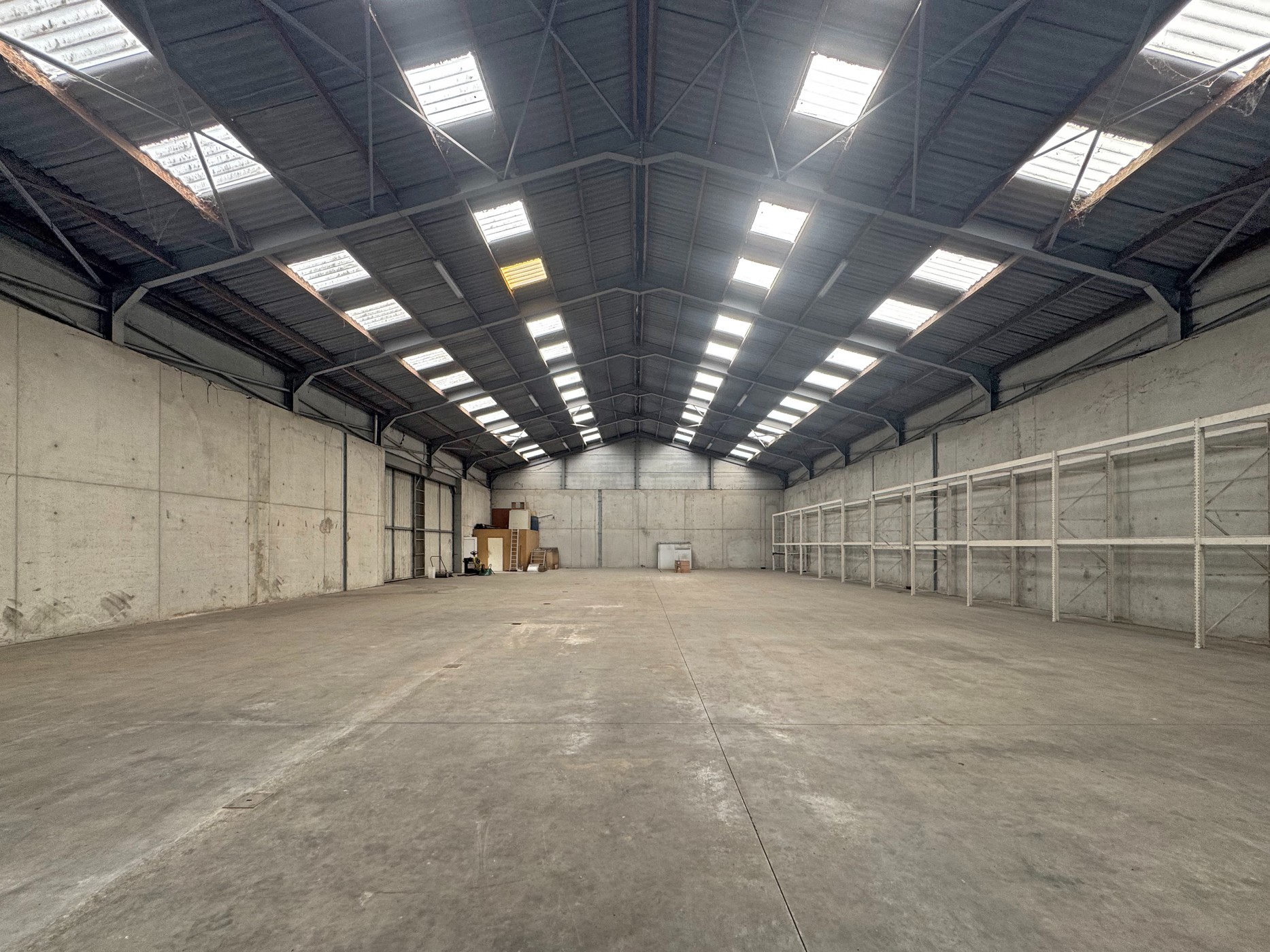 Te huur: Ruim magazijn van 722 m² in Waarschoot – Toplocatie met vlotte bereikbaarheid - photo 3