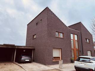 <p>Op zoek naar een comfortabele en energiezuinige woning? Deze BEN-woning met <strong>E-peil A</strong>, <strong>warmtepomp</strong> en <strong>regenwaterrecuperatie</strong> biedt een <strong>lage energiekost</strong> en combineert modern comfort met praktisch woonplezier.</p>
<p>De woning beschikt over een <strong>lichtrijke leefruimte van 36 m²</strong> met een <strong>volledig uitgeruste keuken</strong> die naadloos aansluit op de living. Voor extra opbergruimte zijn er stijlvolle maatkasten van Camber voorzien.</p>
<p>Op de eerste verdieping bevinden zich <strong>3 slaapkamers</strong>, waaronder één met dressing, en een <strong>moderne badkamer</strong> met zowel <strong>ligbad</strong> als aparte douche. Daarnaast is er een <strong>ruime zolder</strong> beschikbaar.</p>
<p>Buiten geniet je van een <strong>zuidgerichte tuin</strong> met <strong>2 zonnige terrassen</strong> en een <strong>tuinhuis</strong>. Voor de wagen is er een <strong>carport met laadpaal</strong> aanwezig.</p>
<p>De woning ligt op een <strong>uitstekende locatie</strong>: de N60 en het treinstation van Eke liggen op 700 m, winkels en scholen zijn op wandelafstand bereikbaar.</p>
<p>Deze woning is ideaal voor wie energiezuinig, comfortabel en praktisch wil wonen op een centrale ligging.</p>
<p>📞 <strong>Bezoek mogelijk via makelaar Simon Coens</strong></p>
<ul>
<li>
<p>Telefonische afspraak: <strong>0478/206.774</strong></p>
</li>
<li>
<p>Mail: <strong>Simon@cornelis-partners.be</strong></p>
</li>
</ul>