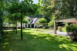 <p><span>Luxe, sfeervolle en energiezuinige villa, rustig verscholen in het groen en toch centraal gelegen in Heide-Kalmthout. Deze stijlvolle woning biedt u o.a. royale, lichte leefruimtes, 4 slaapkamers, 2 badkamers en een inpandige garage. De villa ligt in een prachtig aangelegde tuin met twee vijvers en een bijgebouw, op een perceel van 4.258 m².</span></p><p><span> </span></p><p><span>INDELING</span></p><p><span> </span></p><p><span>Gelijkvloers:</span></p><p><span>U komt binnen in een lichte inkomhal met gastentoilet en ingemaakte vestiarekasten. Via dubbele deuren bereikt u de royale leefruimte met zithoek, bureauhoek en een gezellige gashaard. Grote raampartijen en openslaande deuren zorgen voor een overvloed aan licht en een directe verbinding met het terras.</span></p><p><span>Aansluitend bevindt zich de eetkamer, die dankzij schuifdeuren kan worden afgesloten van de living, keuken en bureauruimte. De aparte bureauruimte is eveneens voorzien van ingemaakte kasten.</span></p><p><span>De nieuwe, luxueuze keuken is volledig uitgerust met hoogwaardige toestellen: koelkast, diepvries, vaatwasser, inductiekookplaat, plafondafzuiging, combi-stoom-sousvide-oven met vacuumlade, combi-oven met bordenwarmer, wijnklimaatkast, Quooker, dubbele spoelbak en een werkblad in roestvrij staal. Vanuit de keuken hebt u rechtstreeks toegang tot het terras.</span></p><p><span>Verder is er een grote inpandige garage met automatische poort, aansluitingen voor wasmachine en droogkast én toegang tot de technische installaties.</span></p><p><span> </span></p><p><span>1e verdieping:</span></p><p><span>Via de houten trap bereikt u de nachthal. Aan de voorzijde vindt u de stijlvolle master unit met slaapkamer, terras, dressing en een moderne badkamer met inloopdouche, ligbad, dubbel lavabomeubel en een japans toilet.</span></p><p><span>Daarnaast beschikt deze verdieping over twee extra slaapkamers, een handige doorloopkamer en een tweede badkamer met lavabo, toilet, bad en douche. Onder de schuine wanden is extra bergruimte voorzien.</span></p><p><span>De volledige verdieping is afgewerkt met parket, op de badkamers na.</span></p><p><span> </span></p><p><span>Zolder:</span></p><p><span>Praktische bergzolder, bereikbaar via een vlizotrap vanuit de nachthal.</span></p><p><span> </span></p><p><span>Tuin:</span></p><p><span>Rondom de woning ligt een volledig nieuw en prachtig aangelegde tuin. Direct naast en achter de woning bevindt zich een ruim terras met houthaard, twee siervijvers en een recent tuinhuis met overdekt terras, tuinverlichting, data-aansluiting en elektriciteit.</span></p><p><span>De tuin biedt u veel privacy en een mooie diepte. Achteraan het perceel staat een ruime, oudere schuur/garage. Aan de voor- en zijkant van de woning is er voldoende parkeergelegenheid.</span></p><p><span>Het volledige perceel is omheind en uitgerust met een nieuwe automatische toegangspoort.</span></p><p><span> </span></p><p><span>Bijzonderheden:</span></p><p><span>Recent, degelijk en duurzaam gerenoveerd: nieuwe aluminium ramen, CV-ketel met brandstofcel voor energieopwekking, zonnepanelen en thuisbatterij (vrijwel zelfvoorzienend met betrekking op elektriciteit).</span></p><p><span>Uitstekende, residentiële ligging: rustig in het groen en toch vlak bij het centrum van Heide en de Kalmthoutse Heide.</span></p><p><span>Ruime, lichtrijke leefruimtes die dankzij schuifdeuren flexibel in te delen zijn.</span></p><p><span>Perfect onderhouden tuin met twee siervijvers.</span></p><p><span>Elektrische keuring is conform.</span></p><p><span>Aparte inrit aan de achterzijde van het perceel.</span></p><p><span>Laadstation voor elektrische wagen in de inpandige garage (tevens reeds wachtkabel voorzien voor eventueel bijkomend laadstation ten behoeve van parkeerplaatsen buiten).</span></p><p><span>Het achterste gedeelte van het terrein bevat nog een extra bouwplaats (interessant om bijvoorbeeld nog een zorgwoning of atelier te plaatsen indien hier behoefte aan zou bestaan).</span></p><p><span> </span></p><p><span> </span></p><p><span> </span></p>