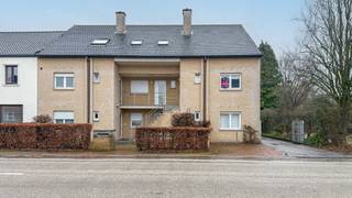 Bij ImmoFusion 7/7 “open huis” : klik op onze 3D-TOUR.<br />Ervaar vastgoed alsof je er zelf doorloopt!<br /><br />In de Onze-Lieve-Vrouwstraat 122 bus 5 te Heusden-Zolder ontdekt u dit instapklare en charmante duplex appartement, gelegen op de eerste verdieping en ideaal voor wie comfortabel en centraal wil wonen.<br />De lichtrijke woonkamer vormt het hart van het appartement en geeft rechtstreekse toegang tot het aangename terras, waar u in alle rust kan genieten van een moment buiten. Dankzij de slimme indeling en het gezellige karakter voelt dit appartement meteen als thuiskomen.<br />Indeling:<br /><br />Eerste verdieping:<br />- Inkomhal<br />- Lichtrijke woonkamer met toegang tot het terras<br />- volledig geïnstalleerd Keuken met toestellen<br />- Apart gastentoilet<br /><br />Bovenverdieping:<br />- 2 Slaapkamers<br />- Badkamer met ligbad<br /><br />Waarom dit appartement een bezoek waard is<br />- Instapklaar: geen renovatiezorgen<br />- Terras aan de woonkamer voor extra leefcomfort<br />- Garagebox inbegrepen in de prijs<br />- Centrale ligging met winkels, scholen en openbaar vervoer op wandelafstand<br />- Vlotte verbinding met de E314<br />- Ideaal als eerste woning of zorgeloze investering<br /><br />Bent u op zoek naar een gezellig appartement met buitenruimte en garage, op een uitstekende locatie?<br />Dan is dit pand zeker een bezoek waard.<br /><br />📞 Meer informatie of een bezichtiging?<br />Contacteer Immofusion via 078 78 78 70.