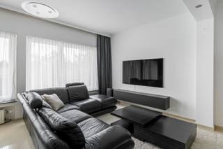 Lichtrijk dakappartement van 78 m² op de derde verdieping in Borgerhout. De leefruimte met open keuken geniet dankzij kamerbrede raampartijen van veel natuurlijke lichtinval. Verder zijn er 2 slaapkamers, waarvan één toegang geeft tot het gezellige terras. EPC B (150 kWh/m²), conforme elektriciteit, asbestveilig en individuele condensatieketel op gas. Maandelijkse lasten: €94 incl. privéwater, blokpolis en reservefonds.
Plan vandaag nog uw bezoek in.
Denkt u zelf aan verkopen? Neem contact met ons op voor een gratis en vrijblijvende waardebepaling via mail info@verbiestvastgoed.be of telefonisch via 0478.38.46.21.