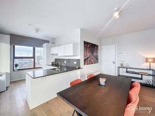 Verzorgd volledig ingericht hoekappartement op de 8e verdieping met een open uitzicht op het MAS en over de Leie. Inkomhal met vestiairekast en apart toilet. Ruime woon- en eetkamer op parketvloer (ca. 36m²) welke toegang geeft tot het overdekte terras. Op het terras geniet u van 's middags tot 's avonds van de zon en het open uitzicht. Ingerichte open keuken met eiland afgewerkt met een marmeren werkblad. De keuken is voorzien van koelkast met diepvries, inductiekookplaat, dampkap, combi-oven en vaatwasmachine. Aparte berging met aansluiting wasmachine en droogkast. Via de nachthal welke voorzien is van maatkasten gaat u naar de 2 Slaapkamers (ca. 15 - 12m²) tevens op parket met een open uitzicht over de Leien. Ingerichte badkamer met douche, dubbel badkamermeubel en toilet. 3 Fietsenplaatsen inclusief. Individuele meters, individuele cv installatie op gas. Het appartement is volledig in detail bemeubeld zoals afgebeeld op de foto. Het gebouw beschikt over een gemeenschappelijke orangerie.<br />Huur ondergrondse autostaanplaats 135 euro.