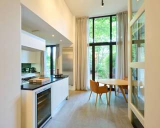 Ideaal gelegen nabij het Stéphanieplein, herenhuis met een bruto oppervlakte van ± 350 m² met 4 slaapkamers en een aangename tuin van ± 130 m².Het...